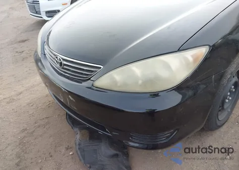 2005 Toyota Camry Le z USA, uszkodzony, nr VIN 4T1BE32K15U040111